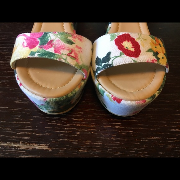 Fergalicious Wedged Sandals - Picture 4 of 6